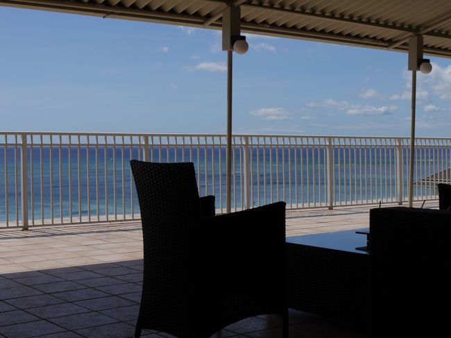 部屋の入口にはDIAMOND HEAD SUITEの文字が！<br />バニヤンウイングの最上階。<br />広々ラナイ！<br />広すぎる！さすがスイート。。。<br />ここでしばし休憩。