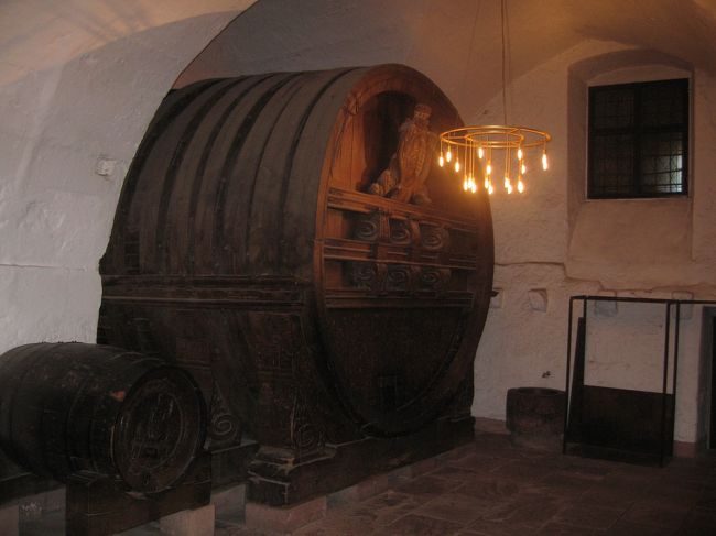 館内にはワイン樽があります<br />世界最大級といわれるワイン樽があります<br />地域の年貢として受け取ったワインを入れるためです