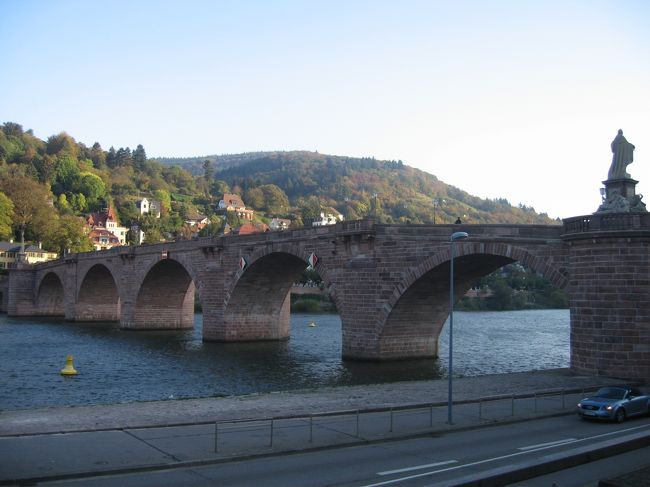 ネッカー川にかかる<br />アルテ・ブリュッケです<br />石造りの橋で現在の橋は１７８８年です