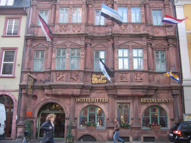 騎士の家です<br />正面外壁がフランドル風の凝った作りです<br />１５９２年に富裕商人が建てています<br /><br />現在はホテルとして使われています