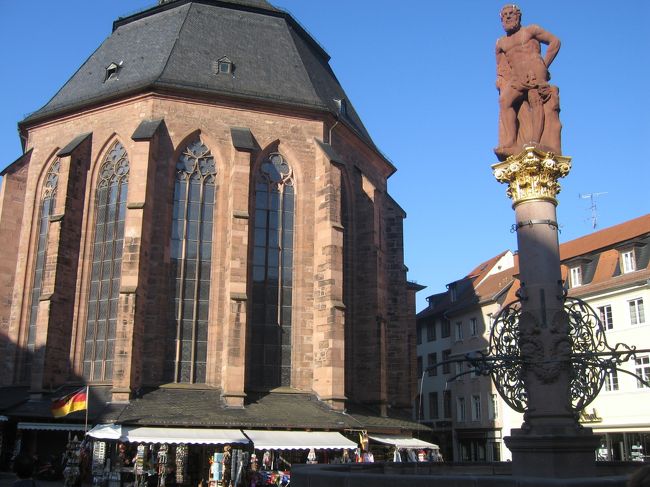 精霊教会です<br />現在のは１５４４年にゴシック様式で建てられています<br />教会の周囲は商店が並んでいます<br />昔はよくあるタイプでした