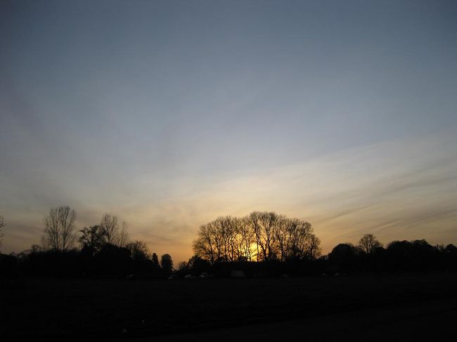 オンフルールから約3時間でパリへ戻ります。<br />途中、お手洗い休憩は1回のみ。<br />そのときちょうど日が沈みました。17時ちょっと前でしょうか。<br />この休憩所で、晩御飯用のサラダとサンドウィッチを購入したのですが…