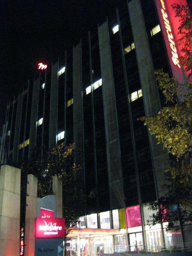 19時頃、ホテルに到着。<br />ホテルは「MERCURE PARIS SUFFREN TOUR EIFFEL（メルキュール パリ スフラン トゥール エッフェル）」です。<br />その名の通り、エッフェル塔のすぐ近く。<br />この日から三連泊です。