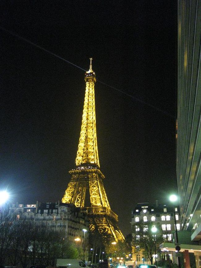 ホテル前から見えるエッフェル塔はこんな感じです。<br />本当にすぐそこ。<br />バスを降りて、しばらく撮影していたら…。