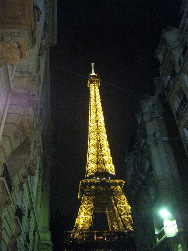 20時頃、ホテルを出発。<br />私たち以外はほとんどお食事に出かける方でした。<br />なので、途中で私たちは別行動。<br />エッフェル塔の近くまで行きます。
