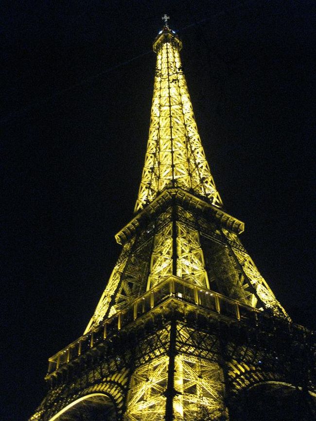 来ました、エッフェル塔。<br />近くで見るとやっぱり大きいですね。<br />今やパリのシンボル。<br />週末ということで、たくさんの観光客がいました。