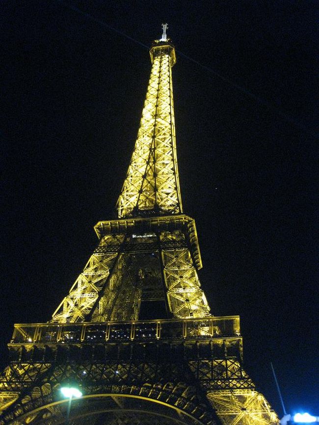 さすがにお腹がすいたので、近くのお店でホットドッグを買うことにしたのですが…。