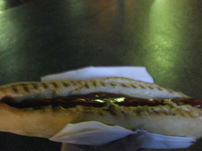 英語も仏語も×なのでうまく伝えられず、こんな大きなホットドッグが…。<br />おいしかったんですが、さすがに量が多かったです。<br />これだけでおなかいっぱい。<br />ちなみに、パンは柔らかいフランスパンでした。<br />これで7ユーロ。（普通のだとたぶん6ユーロ）