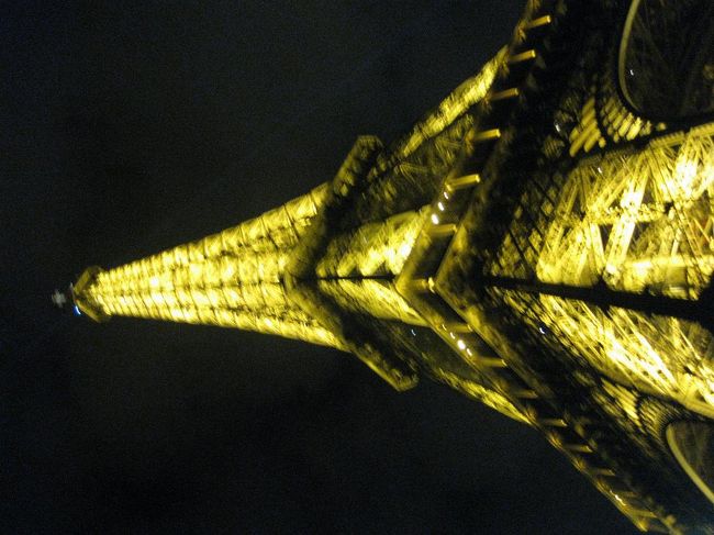 さて、食べながらエッフェル塔の下まで行きます。