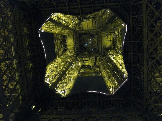 やっぱりこれは撮影しないとですね。<br />真下からのエッフェル塔。