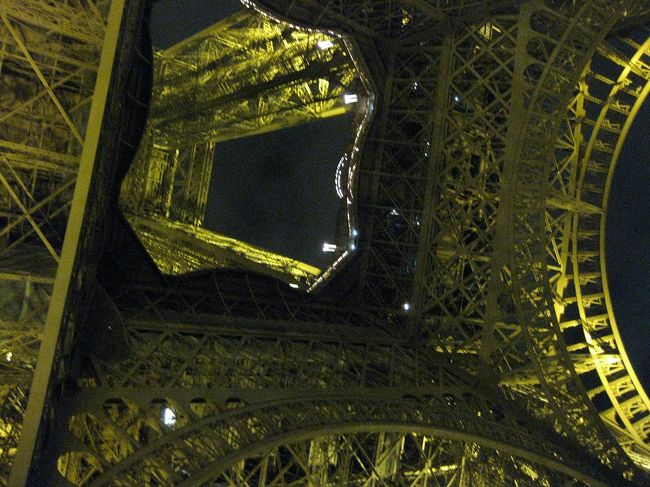 もうちょっと散策しようと思ったのですが、人は多いしさすがに長距離移動で疲れたしお腹いっぱいだしで、1時間弱でホテルに戻りました。<br />シャワーを浴びて、早々に就寝です。<br /><br />今回万歩計をつけてみました。<br />1日目：8390歩<br />2日目：17431歩<br />一気に増えました。モンサンミッシェル散策がきいたようです。<br />次の日、これどころじゃなかったのですが…