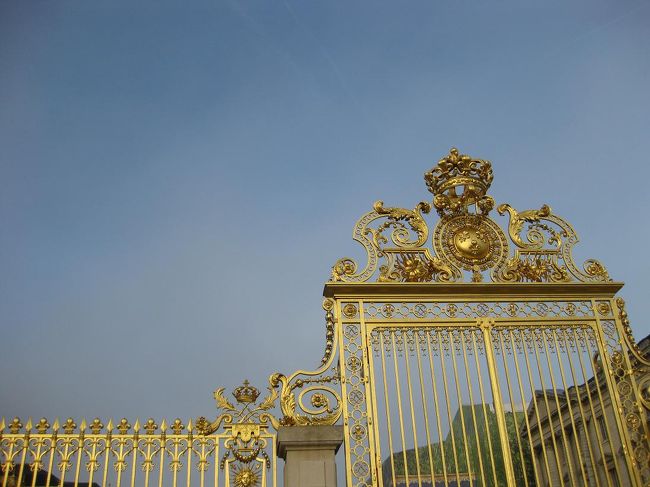 バスでベルサイユへ。<br />土曜日ということもあって、たくさんの観光客で溢れていました。<br />豪華な空間に酔いしれました。<br />（豪華すぎて若干胸やけ気味でしたが）