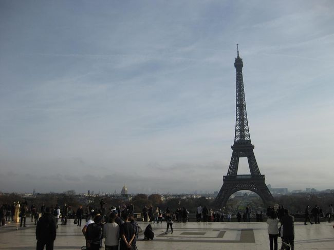 昼食はベルサイユでとり、再びパリへ戻ります。<br />車窓観光でしたが、時間に余裕があるということで、トロカデロでは下車して見学することができました。<br />その後、凱旋門やコンコルド広場を経由して、ルーブルへ向かいます。