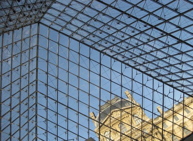 ルーブル美術館を、ガイドさんの案内で見学しました。<br />時間は約2時間ということで、有名どころをかいつまんでの見学でしたが、あまりに広くあまりに多く、充分お腹いっぱいです。