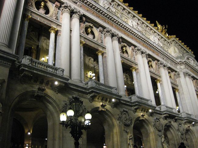 次の日日曜日はほとんどのお店がお休み。<br />ということで、この日のうちにお土産を買えるものは買っておこうと決めていました。<br />ついでに、クリスマスイルミネーションが始まった、有名デパートの見学へも行きます。<br />ルーブルから充分徒歩範囲でした。