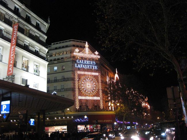 ギャラリーラファイエットへ。<br />が、とにかくすごい人人人！<br />中も外も、買い物する人見学する人で溢れかえってます。<br />早々にギブアップしました…。