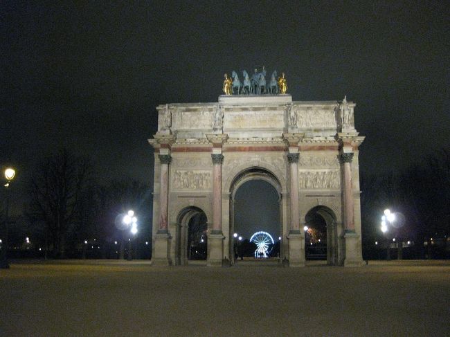 お土産はほとんどモノプリで調達するつもりでした。<br />なのでオペラ地区のモノプリへ。<br />ところがここもかなりの混雑。<br />欲しかったものが売切れだったり、レジが長蛇の列だったり…<br />仕方がないですね。<br />とりあえず買えるものは買って、あとは月曜日にということにしました。<br />その後、ルーブルの夜景を見に行き、いよいよ初メトロへ。<br />いきなり路線を間違えるというハプニング（汗）<br />そして同行者がスリに狙われてしまいました…<br />結局ホテルにたどり着いたのは1時間以上後。<br />そんなこんなでいろいろ気疲れもしてしまった3日目です。