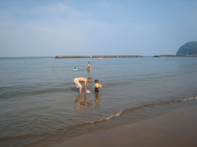 ちょっと散歩して9時前には入水。<br /><br />息子。砂浜をテクテク歩いてそのまま入水。<br /><br />全くビビらず。拍子抜け（^^;
