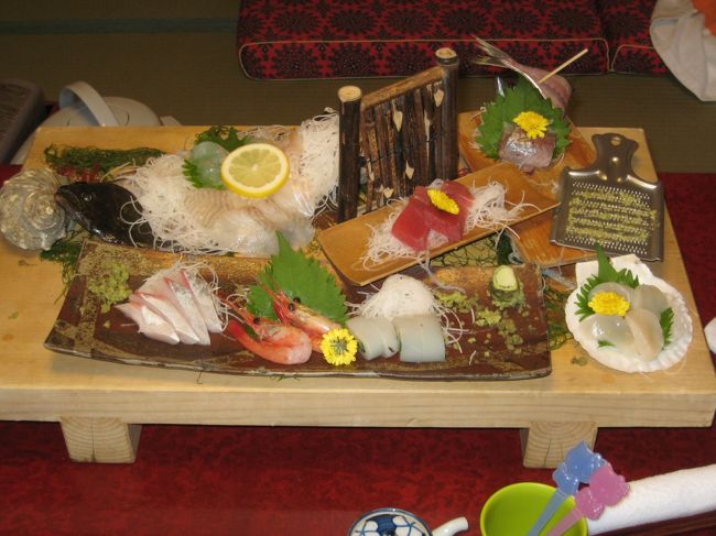 お夕食の舟盛〜<br /><br />最高！<br /><br />夫婦ともに飲兵衛なのですすみました