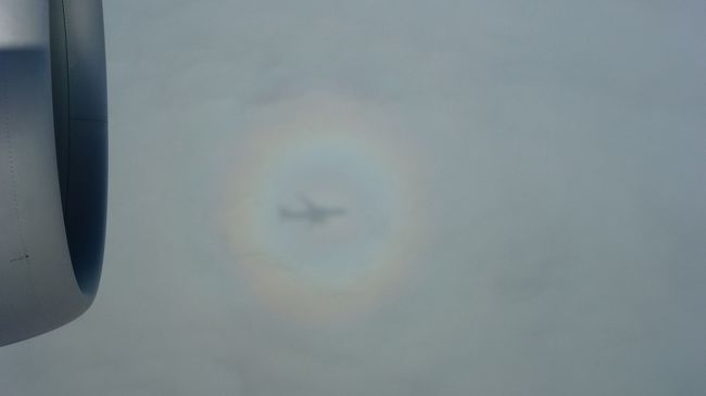 飛行機の影が雲に映っています。