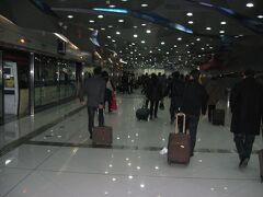 途中第3ターミナルに寄り、終点の第2ターミナル（第二航站楼）駅に到着しました。
中国南方航空は北京首都国際空港では第2ターミナルの発着となります。
