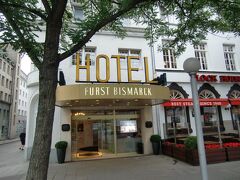 ハンブルク中央駅を出たら
ホント目の前。

ここが今回の宿
HOTEL FURST BISMARCK。

内部は複雑に入組み、かつ段差も多く
大荷物の私にはかな〜りキツいですね。