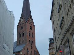 ハンブルクで一番古い聖ペトリ教会の横を抜けて

ブランドショップやデパートのあるメンケベルク通りを歩いて
帰路につきます。