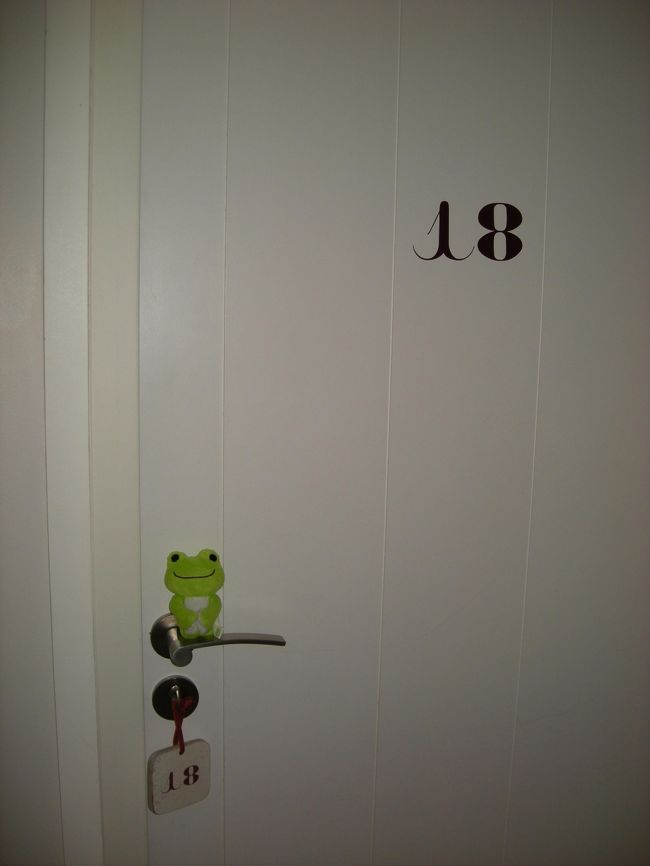 チェックインし、部屋へ<br /><br />木の扉がかわいい