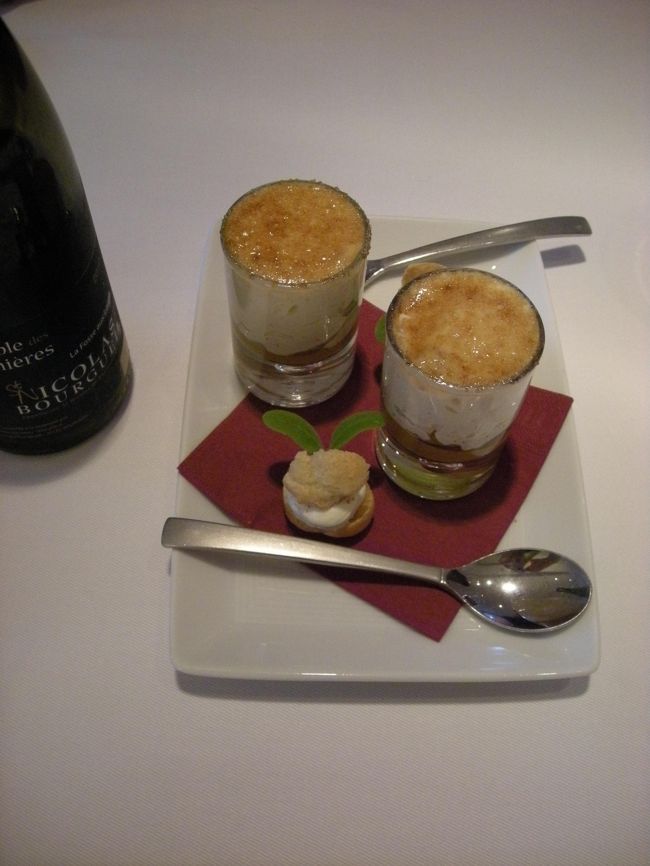 このホテル、料理が自慢とのことで、とりあえず席だけ予約済み。<br /><br />メニューを見ると、3種類のコースメニューのみ。そしてなかなかのお値段・・・。周りのお客さんを見るとちょいドレスアップしている感じ。<br /><br />あちゃ・・・。<br />ラ岬の海風で頭はボーボー、そしていつも通りメニューが読めない・・。辞書を引き引きなんとか注文。<br /><br />←アミューズ・ブシュ（お通し）<br />フォアグラのムース的な・・・。ふわっふわでおいしい！