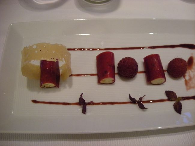 デザートはベリーのなんとか<br /><br />かわいいし、おいしい！<br />カリッカリの筒状のストロベリー味（かな？）の中にミルキーなクリームが入ってて、ふわっと幸せなる味。目にもお口にも幸せなデザート。<br />