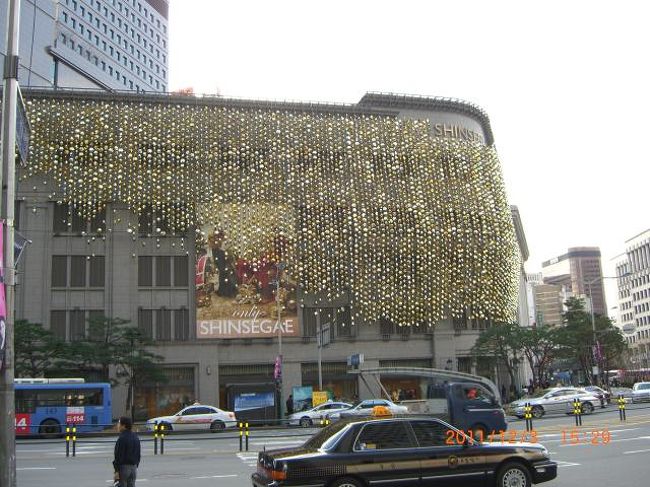 帰国の時間が迫ってきたので、南大門市場から明洞まで、テクテクあるいて帰る途中に新世界百貨店が！<br /><br />壁面装飾が太陽の光に当たってキラキラ。夜もライトアップされてとてもキレイでした。