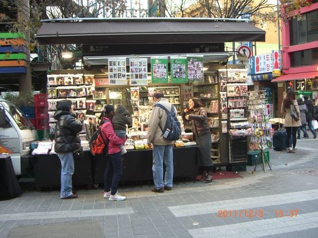 また、見つけた！韓流スターグッズの路面店。<br />一日の客数、売上、客単価、買上げ率、坪効率はどれ位あるんでしょうか？<br /><br /><br />ホテルに戻り、荷物整理して帰国の準備…<br />あーんいや〜(>_<)<br />金浦空港１８：１５　⇒　関西空港１９：５５<br /><br /><br />短い３日間でしたが、リフレッシュできて良かったです。<br />なんてったって韓国大好き（＾◇＾）。