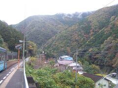 途中、小歩危駅で対向列車待ちで１０分の停車。ということで駅の外に出てみました。
ちょうど紅葉の季節と言うことで山の色が少し赤く染まっていました。