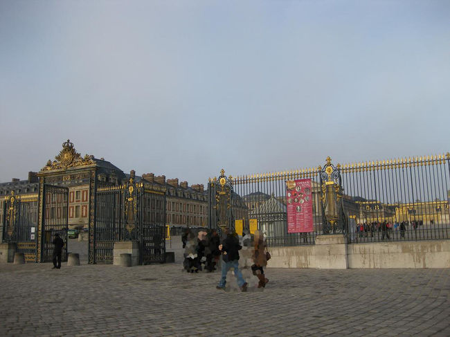 前回も訪れた場所ですが、前回と違うのは、この10年の間に母が持っていたベルばらを読んだこと。<br />なので漫画とはいえその世界観に浸れることがとっても楽しみでした。<br /><br />9:40頃、到着。<br />すでに観光バスがずらりと並んでました。<br />いろんな国の言葉が飛び交ってます。<br />やっぱり日本語が多かったですけども。