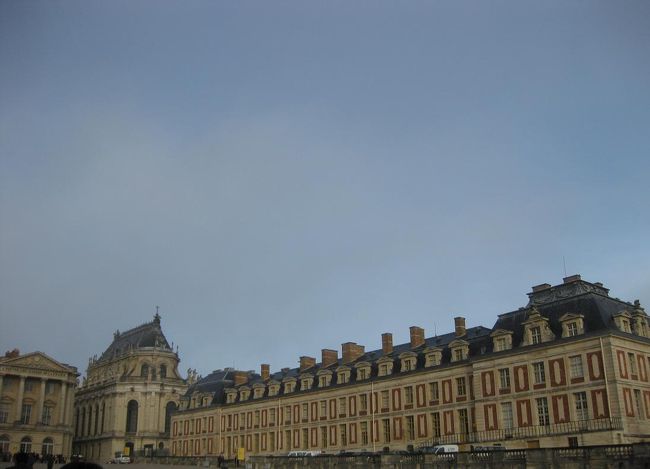 門をくぐると…大きい！<br />こっちも。