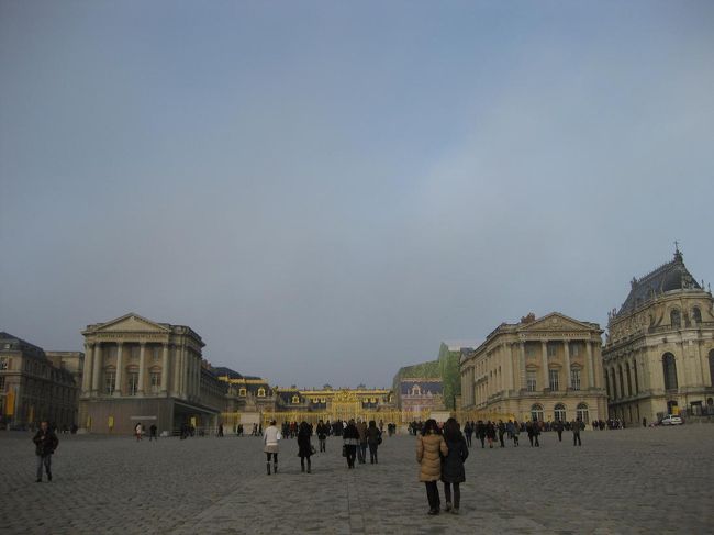 団体入口は門をくぐって右側（教会側）。<br />一般入口は左側のようです。