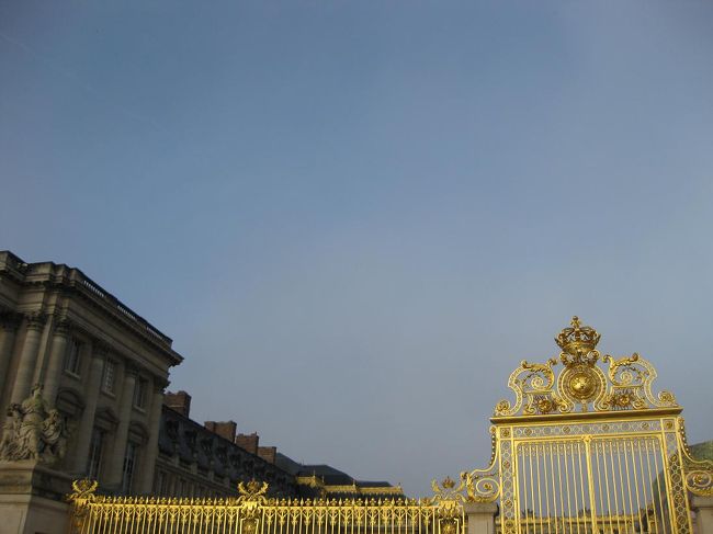 この日、午前は晴れていてこの青空。太陽も顔をのぞかせてました。<br />ガイドさんが、この季節じゃ珍しいよ、と。<br />おかげで金の門がきらきらと輝いております。