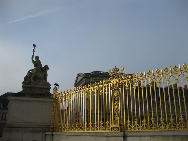 どんなに豪華な門でも、カラス君には関係ないらしい。