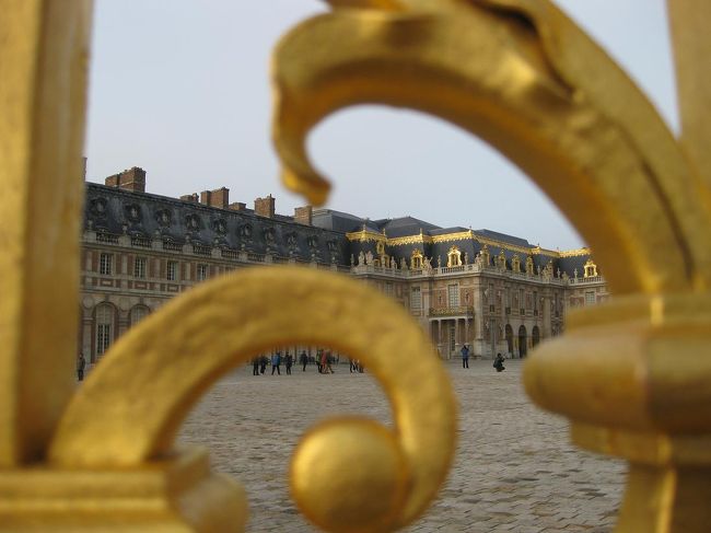 柵越しに撮ってみたり。