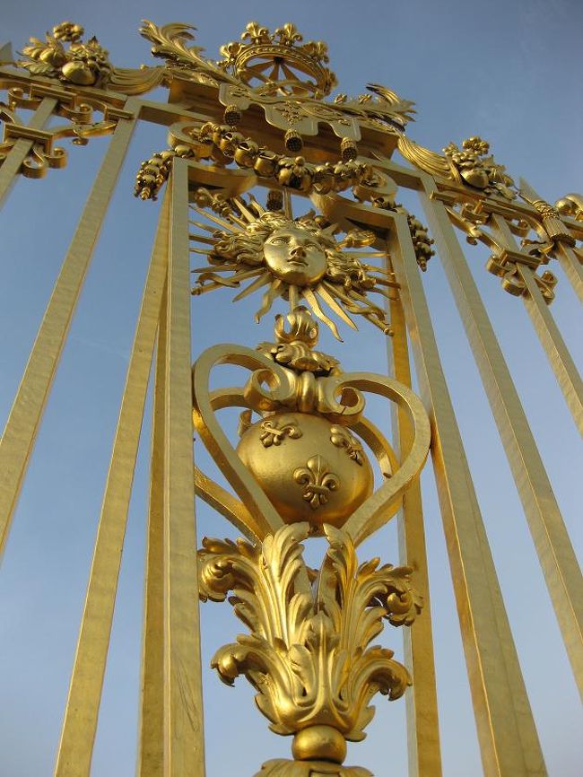 豪華だな〜あ、リリーだ。なんて言いながら撮ったりしているうちに、イヤホンから入りますよ〜の声が。<br />これだけ混んでいる場所だと、このイヤホンガイドって本当に便利ですね。<br />ふらっと輪を外れて撮影しても、解説が聞こえるし、行きますよ〜の合図もわかりますし。<br /><br />そんなわけで、いよいよ入場です。