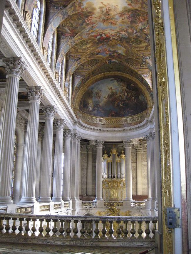 中はとにかく豪華絢爛！のひとことです。<br />ずっと(ﾟДﾟ　)←みたいな田舎者丸出しの顔をしておりました。<br />気分はまさにロザリー。<br />そんな豪華な宮殿を、どうぞ。<br /><br />王室礼拝室。