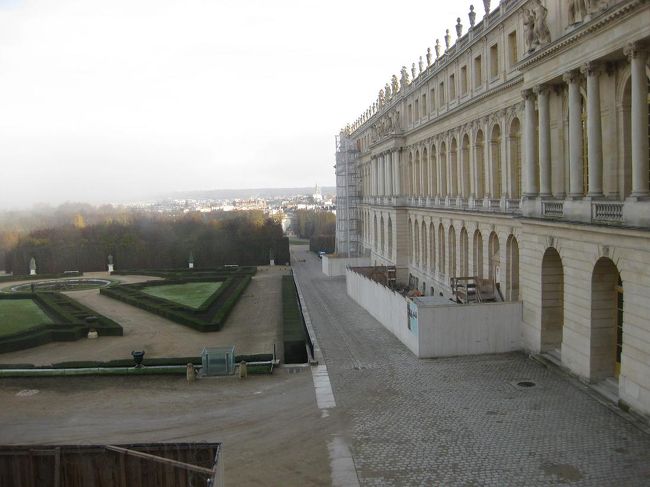 長い宮殿。<br />昔の「城」のイメージは、上に高いものでしたが（たぶんディズニーのシンデレラ城の影響）、ここといいルーブルといい、このあたりは長ーい城が多いですね。