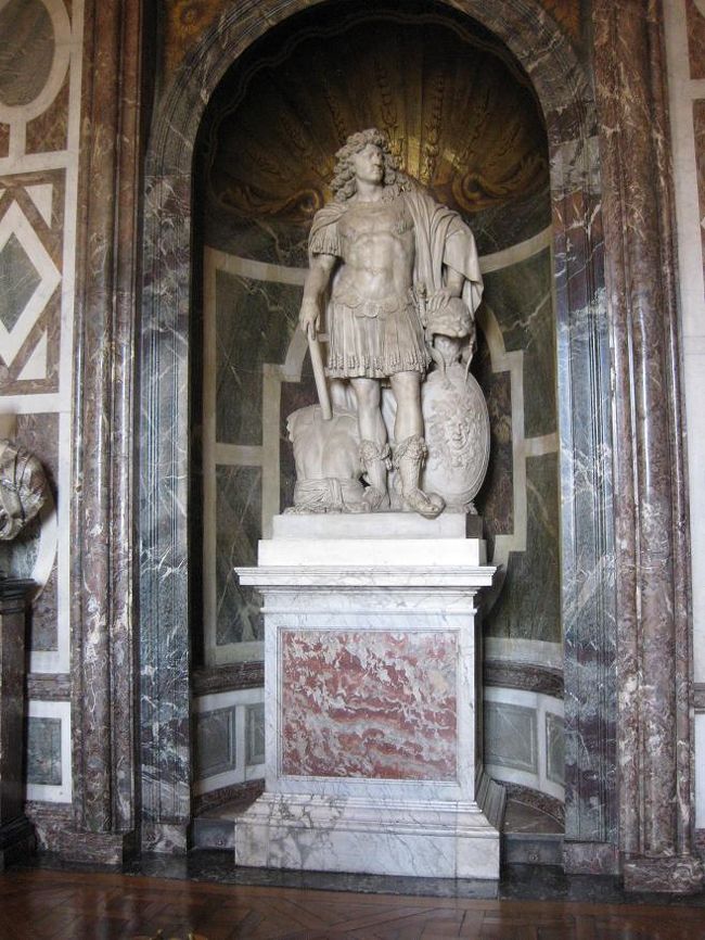 これはたぶんルイ14世。<br />ものすごく逞しい。