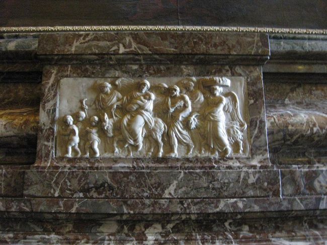 暖炉の上にあった彫刻。