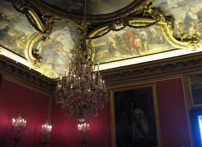 シャンデリアも豪華。