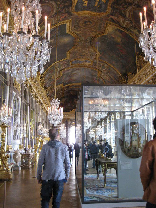 中央にはんだにやら展示が。<br />なんの会議だったかは忘れましたが…（ヴェルサイユ条約？）そのときの様子を紹介してました。<br />ど真ん中に置かれたこういう展示が、ガイドさんはあまりお好きじゃないそうです…。