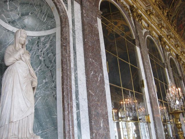 鏡の間なので、鏡に自分を映して撮影したり、王冠のレリーフの前でかぶっているかのように撮影したり、踊っているように撮影したり…。<br />まだまだテンションは高いです。