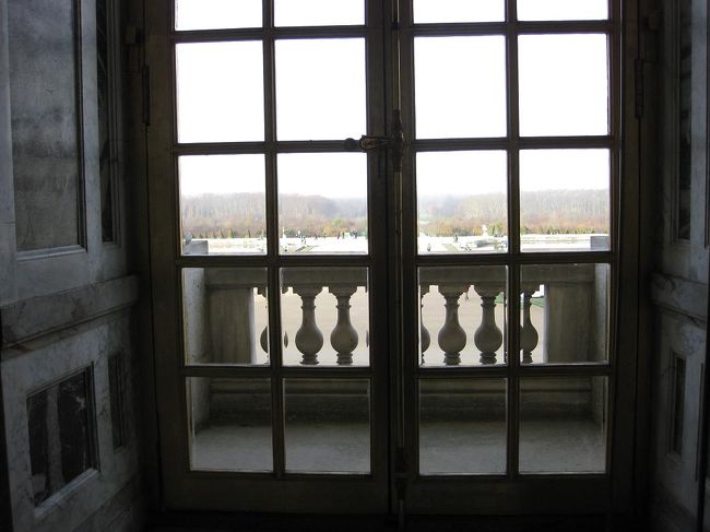 窓からは広〜い庭が見えます。