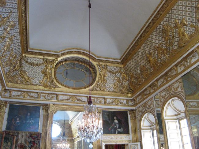 鏡の間を堪能したら、ちょうどその裏側の部屋へ移動します。