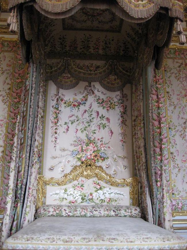 王妃の寝室。<br />アントワネット含め3人の王妃が使ったのだとか。<br />出産も公開。<br />…絶対に嫌。